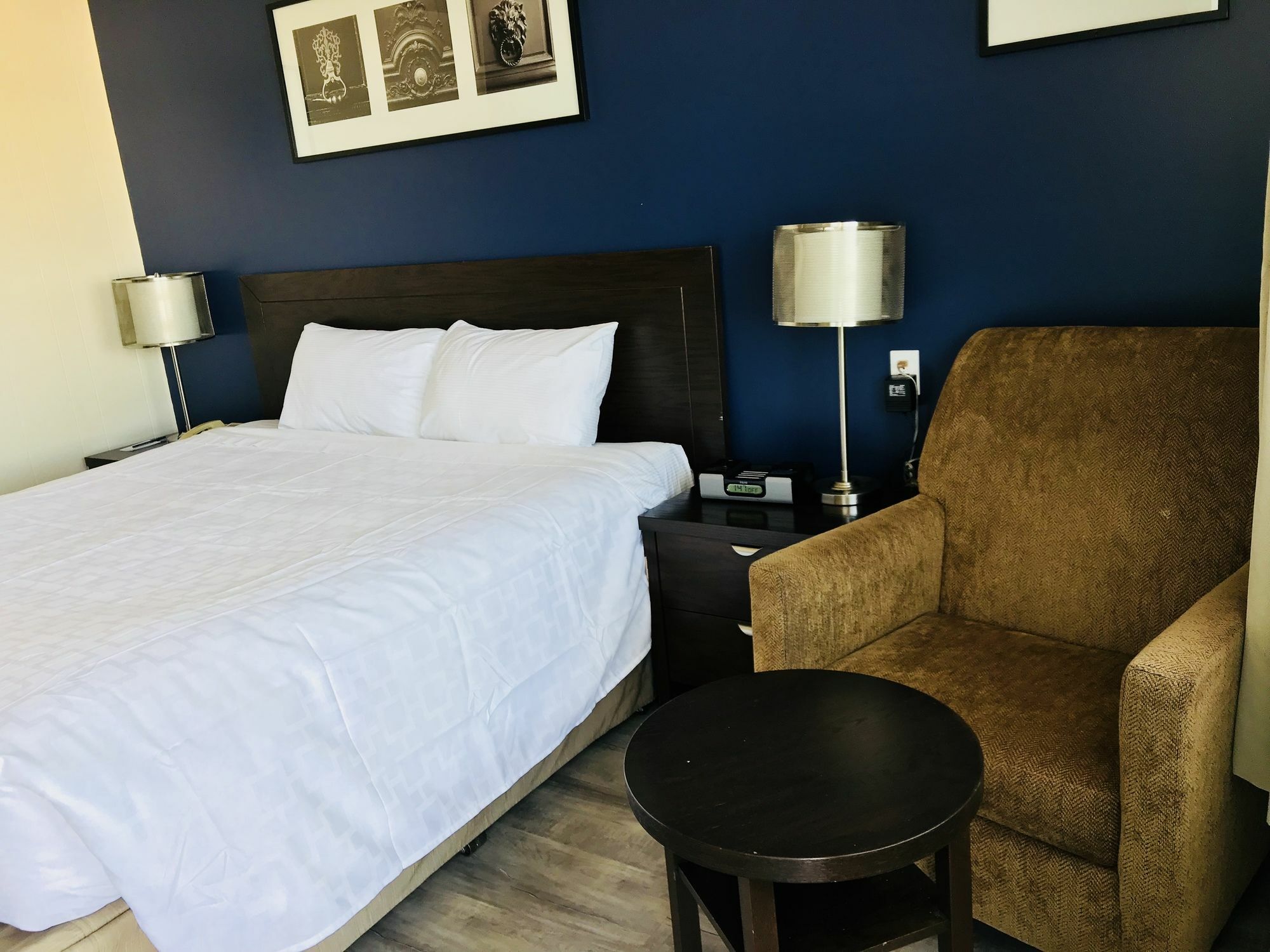 Penhold Empire Inn & Suites מראה חיצוני תמונה